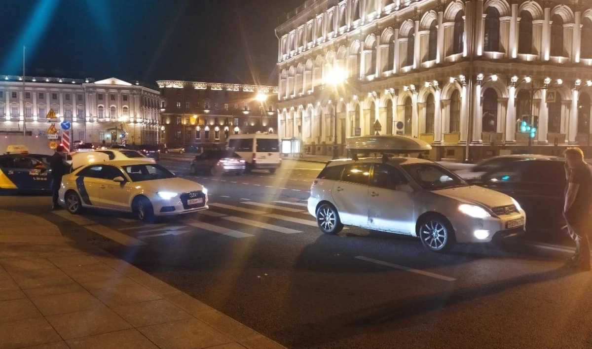 Каршеринговая Audi врезалась в легковушку на Исаакиевской площади - tvspb.ru