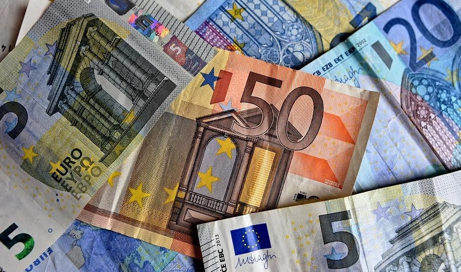 Курс евро опустился ниже 72 рублей впервые с мая прошлого года - tvspb.ru