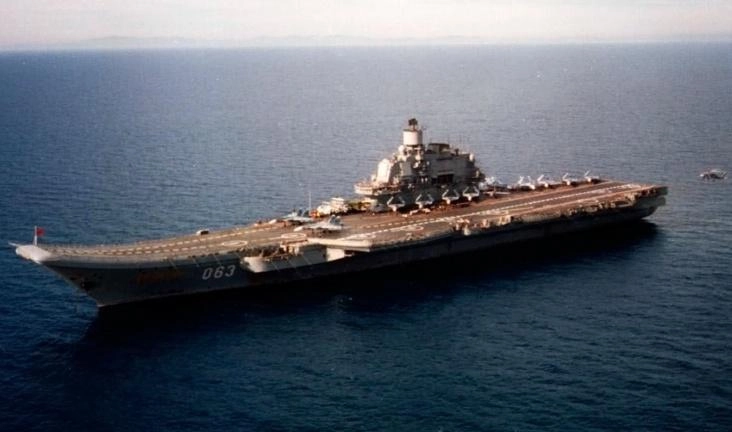 Упавший кран повредил палубу крейсера «Адмирал Кузнецов» в Мурманске - tvspb.ru