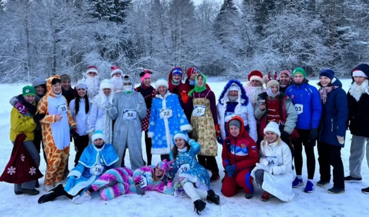 Гатчинские Деды Морозы устроили забег навстречу Новому году - tvspb.ru