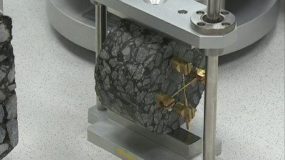 Как новая петербургская лаборатория поможет удвоить срок службы городских дорог. Репортаж