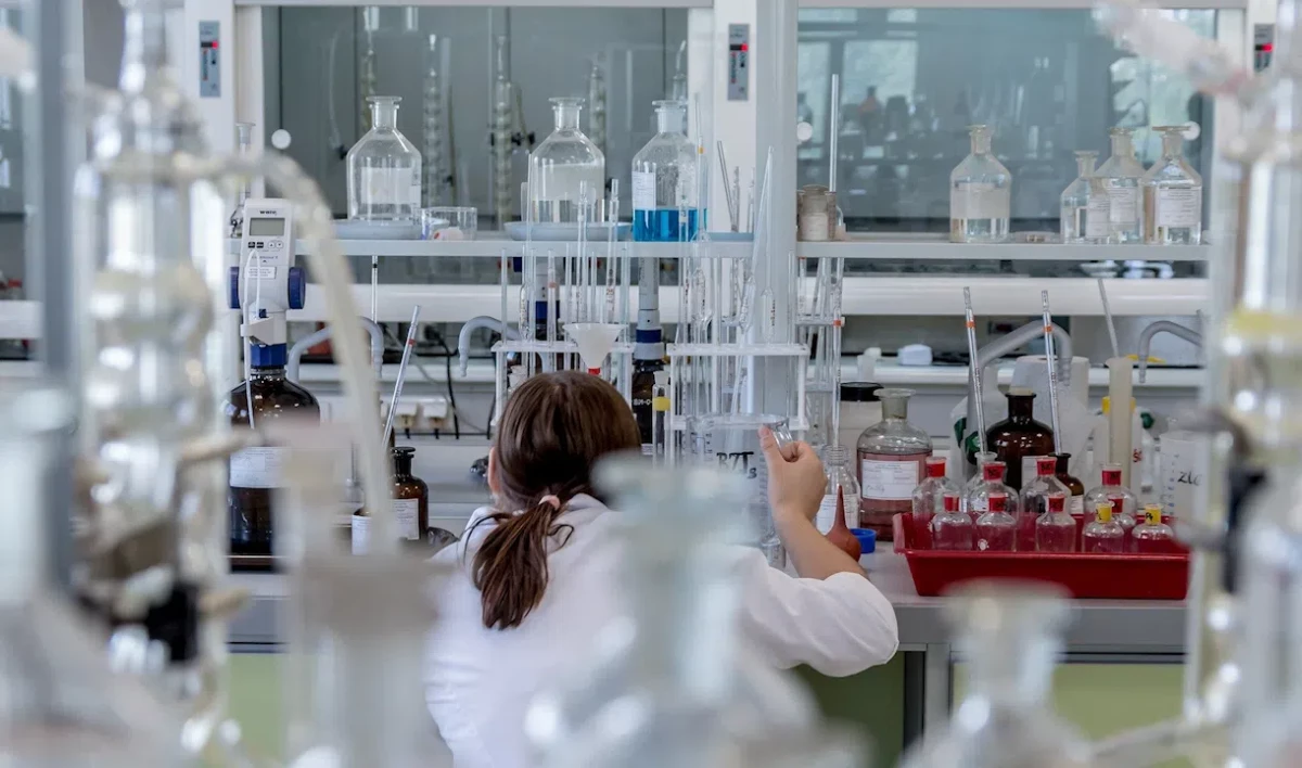 Ученые планируют оценить опасность «омикрон»-штамма в течение месяца - tvspb.ru