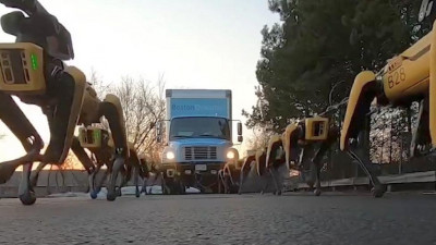 В сети появилось видео, на котором роботы тащат за собой грузовик