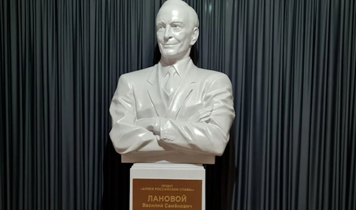 В городе Волхов установили бюст Василия Ланового - tvspb.ru