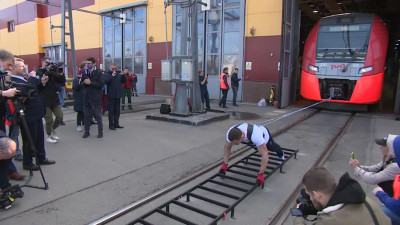 Петербуржец протащил 280-тонную «Ласточку», установив мировой рекорд