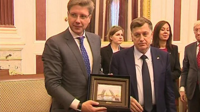 Председатель ЗакСа подарил мэру Риги картину с разведенным мостом