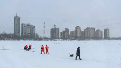Вышел на лед и не вернулся: почему зимние забавы превращаются в трагедии
