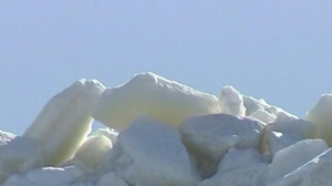 Возле  петербургской дамбы образовалась гигансткая ледяная стена