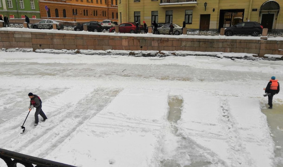 Горожане заметили, как дворники очищали лед Мойки от снега - tvspb.ru