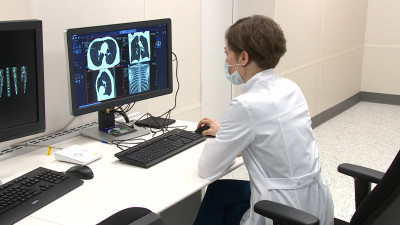 Врач рассказал, почему пациенты могут не сразу заметить поражение легких при COVID-19