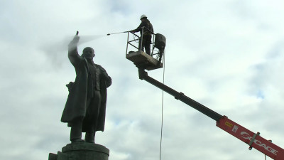 Бронзовый памятник Ленину на площади Финляндского вокзала отмыли после зимы
