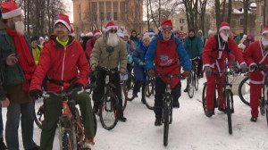 Анна Лесина приняла участие в велопараде Дедов Морозов