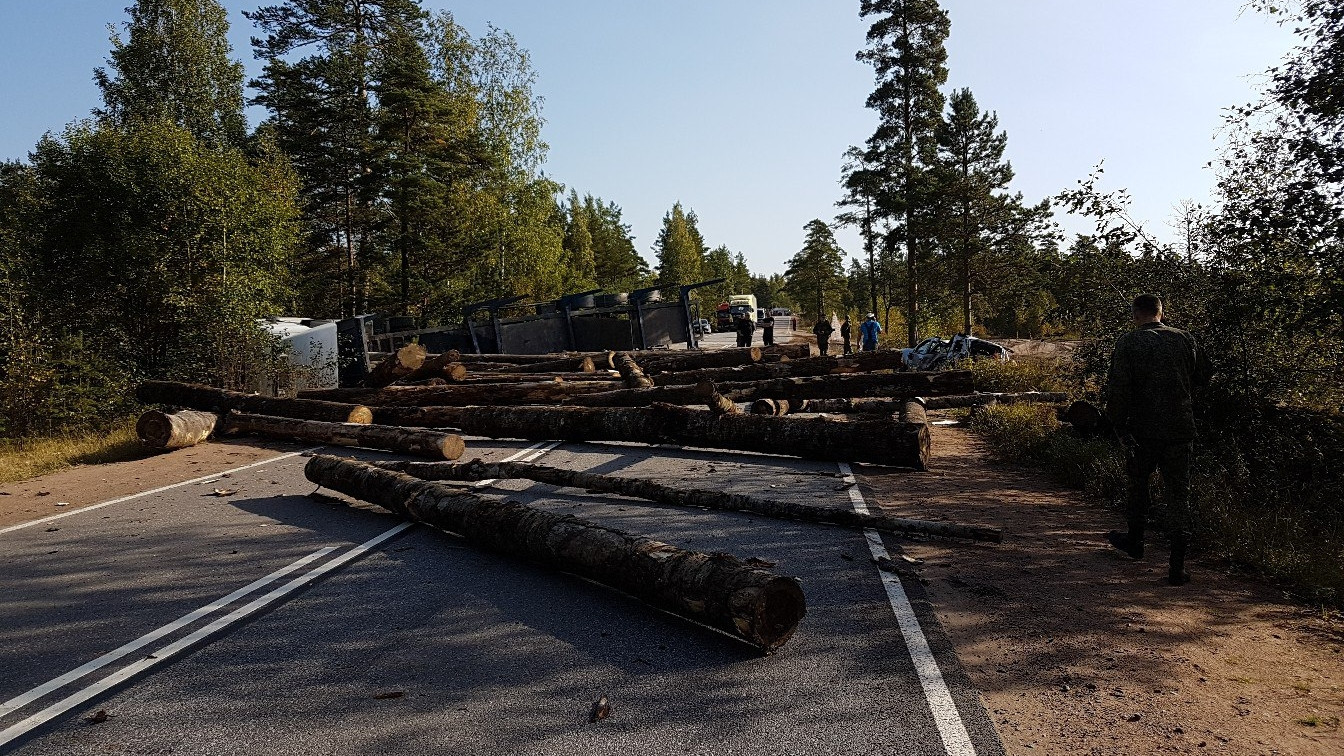 Перевернувшийся лесовоз блокировал дорогу в Выборгском районе