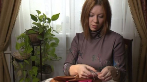Александра Блохина, дизайнер показывает, как сделать оригинальную шторную ленту