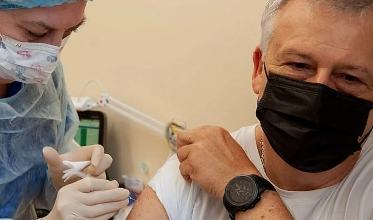 Губернатор Ленобласти Александр Дрозденко прошел ревакцинацию от коронавируса - tvspb.ru