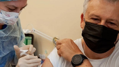 Губернатор Ленобласти Александр Дрозденко прошел ревакцинацию от коронавируса