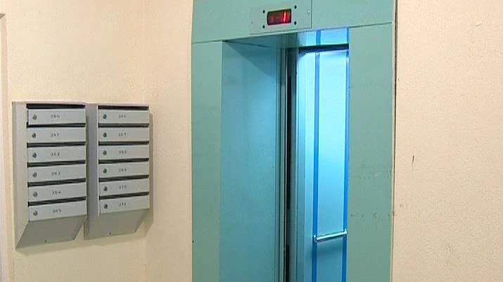 Более 400 лифтов заменят за месяц в Петербурге - tvspb.ru
