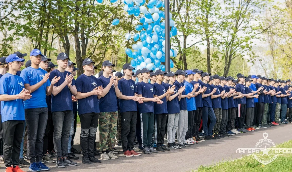 В «Лагере настоящих героев» в Кронштадте прошла линейка открытия первой  смены | Телеканал Санкт-Петербург