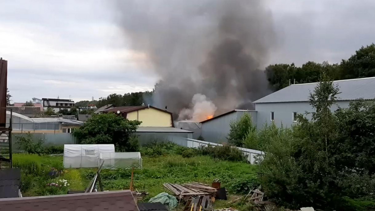 Погода в янино. Пожар в Янино. Пожар во Всеволожске. Пожар на окружной улице во Всеволожске. Пожар в Янино сейчас.