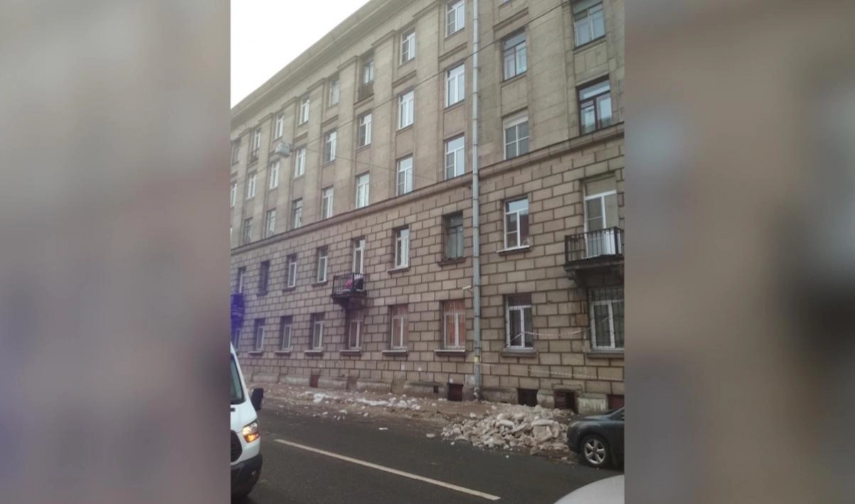 На улице Книпович на мужчину упала льдина - tvspb.ru