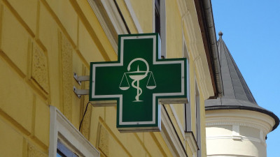 В Петербурге смягчили требования к вывескам аптек, магазинов и общепита