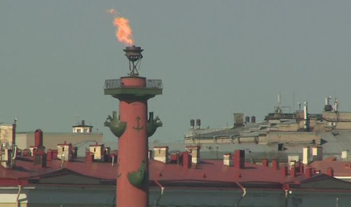 Факелы на Ростральных колоннах зажгут в честь выпускников Петербурга