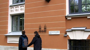 Куда пропала историческая табличка со стены юридического факультета СПбГУ