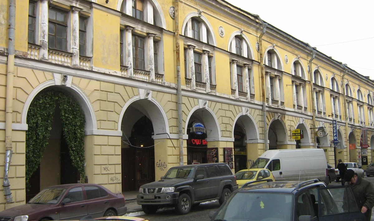Фасад Малого Гостиного двора начали реставрировать - tvspb.ru