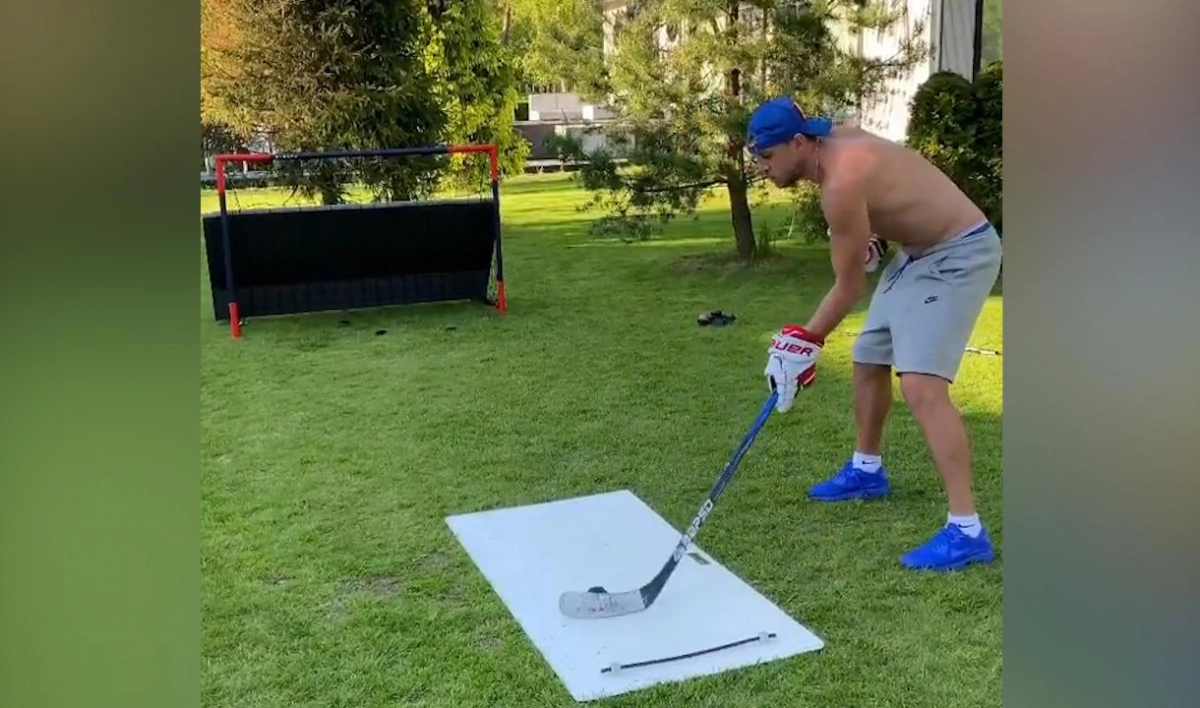 «Все ждем НХЛ». Артем Дзюба показал хоккейную тренировку - tvspb.ru