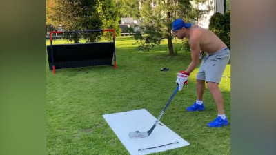 «Все ждем НХЛ». Артем Дзюба показал хоккейную тренировку