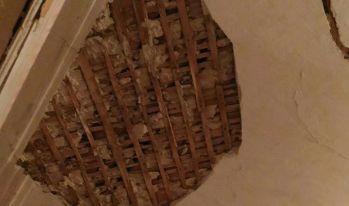 Прокуратура проверит обрушение потолка в доме на Кондратьевском проспекте - tvspb.ru