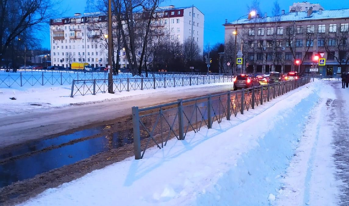 Бригада «Водоканала» устраняет причины разлива воды на перекрестке улиц Хлопина и Гжатской - tvspb.ru