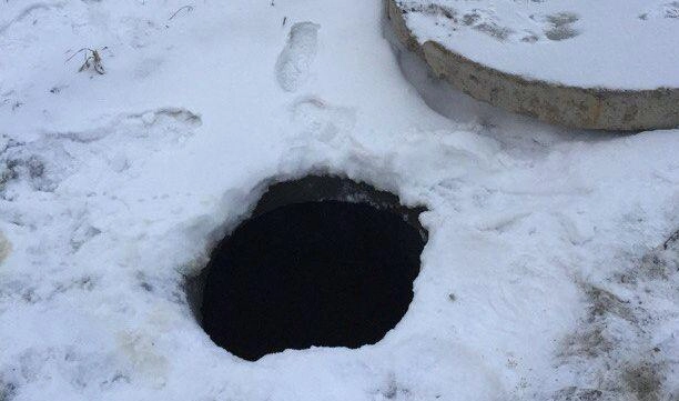 В Шушарах 5-летний ребенок провалился в открытый канализационный люк - tvspb.ru
