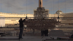На Дворцовой площади установили огромную люстру