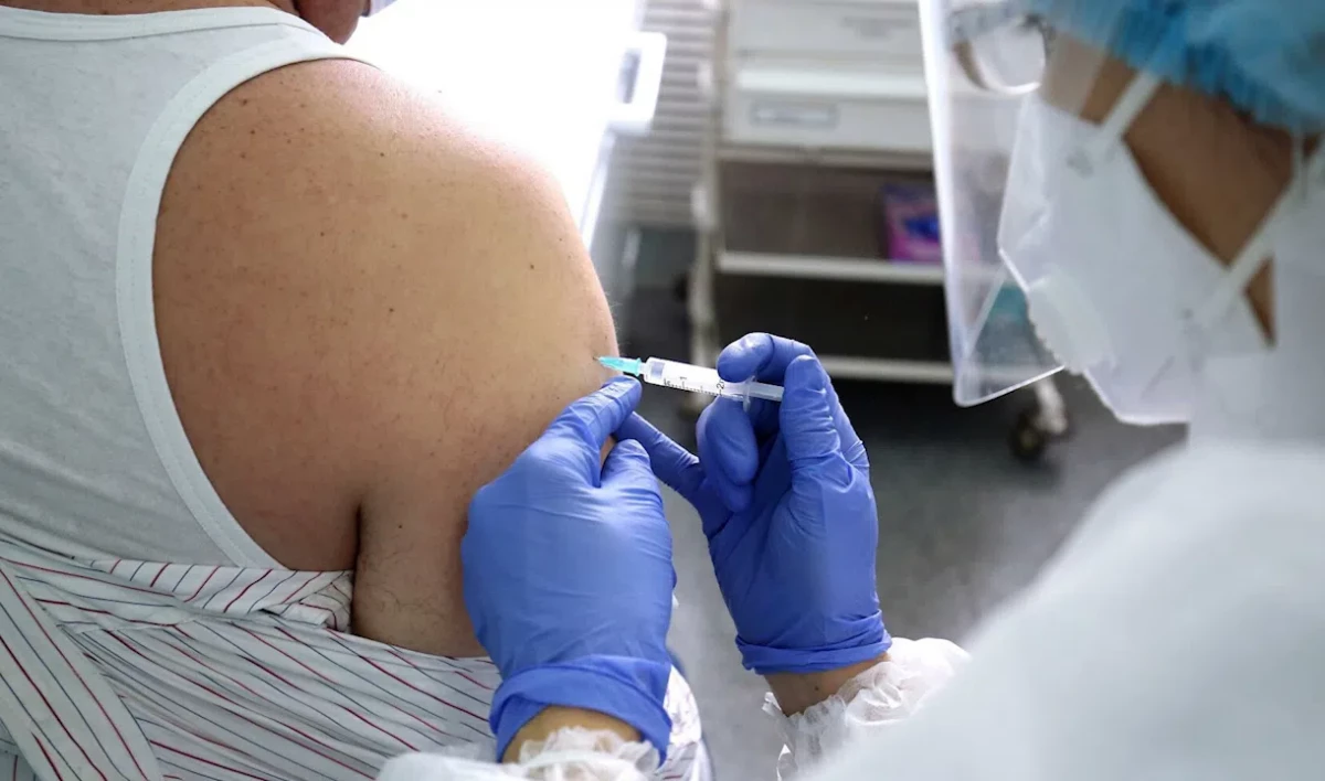 Александр Беглов рассказал, кому из петербуржцев необходимо прививаться - tvspb.ru