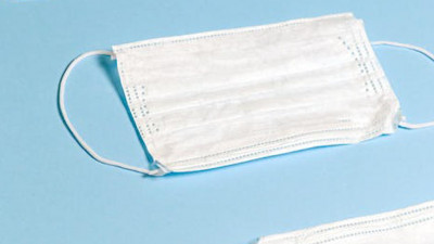 Петербурженка бесплатно шьет маски для нянь детей-сирот