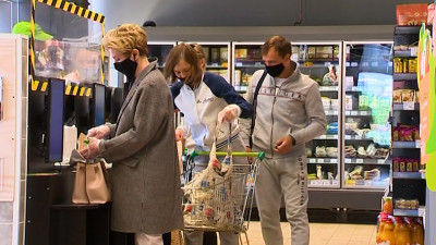 Ряд сетевых супермаркетов снизили цены на социально значимые продукты