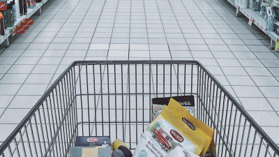 Петербуржцы смогут купить без наценки семь социально значимых продуктов