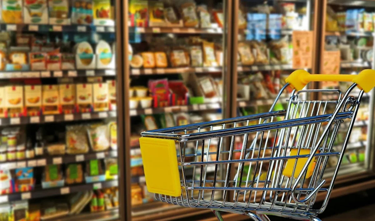 Торговым сетям разрешили ограничивать продажу социально-значимых товаров в одни руки - tvspb.ru