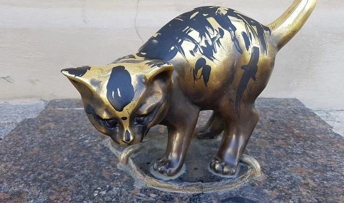 Вандалы разрисовали скульптуру котенка Фунтика на улице Якубовича - tvspb.ru