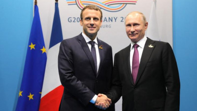 Президент Франции обсудит с Путиным свой визит в Петербург