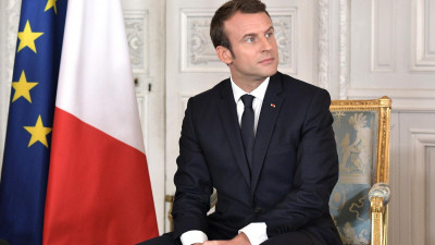 Макрон опубликовал видео телефонного звонка Путину