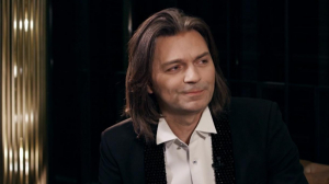 Дмитрию Маликову — 50. В преддверии концерта Александра Емельянова встретилась с музыкантов, чтобы поговорить об отдыхе, мечтах, причёске, поклонницах и отношении к мемам