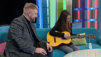 Коптер и гитара: Александр Малькевич исполнил новогодние мечты юных петербуржцев