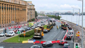 Малоохтинская набережная: движение ограничено