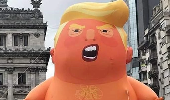 На улицах Буэнос-Айреса разместили гигантскую куклу Дональда Трампа - tvspb.ru