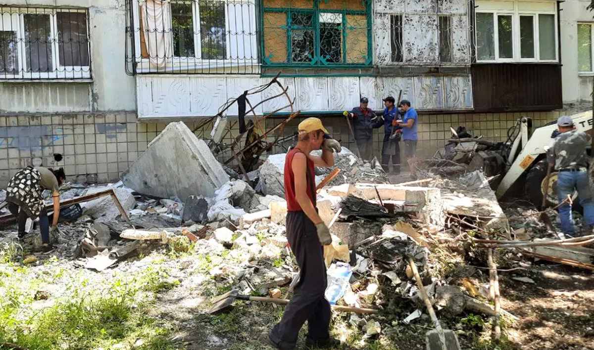 В Мариуполе продолжаются работы по расчистке города - tvspb.ru