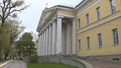 В Мариинской больнице объяснили, почему пенсионерка с COVID провела в приемном покое 12 часов