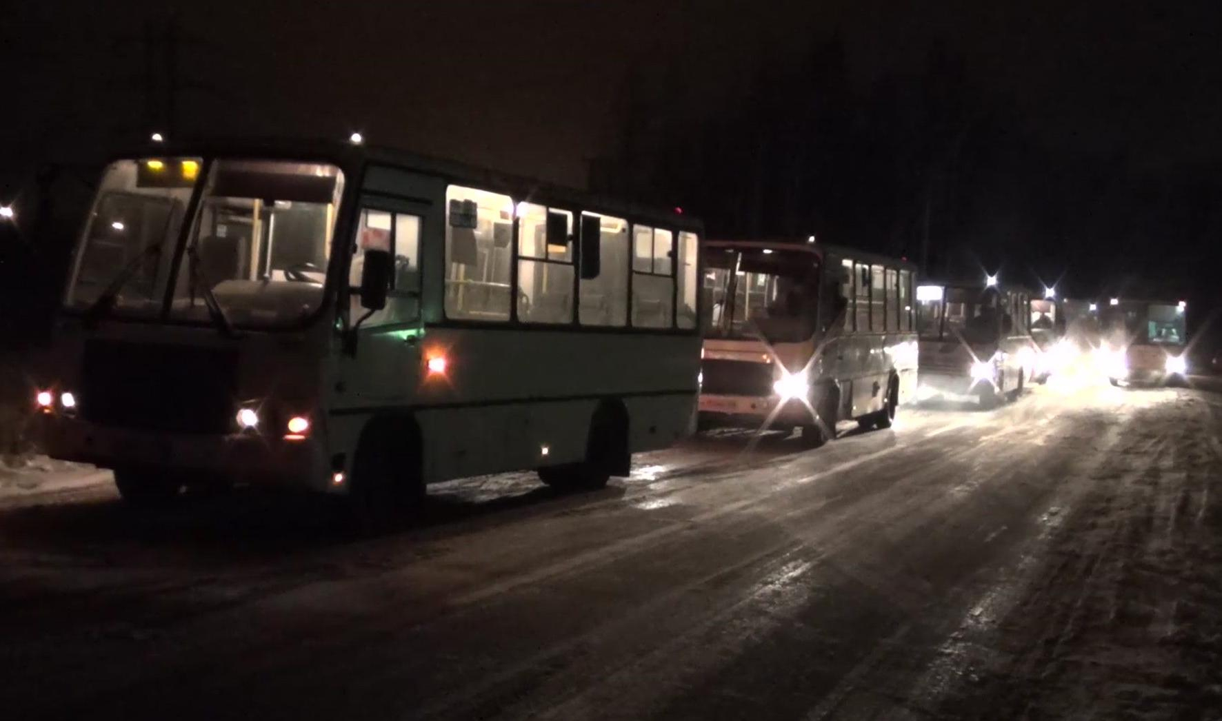 Неисправный автобус Ставрополь. Рейсовые автобусы в компании такси 2 в СПБ фотографии. Неисправный маршрутный