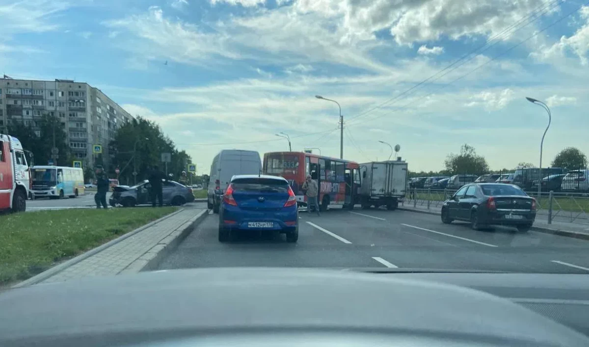 Маршрутка попала в ДТП на проспекте Луначарского, пассажиров осматривают  медики | Телеканал Санкт-Петербург